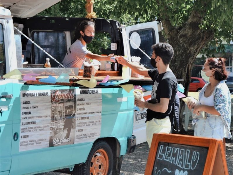 Patio gastronómico en Plaza Azcuénaga