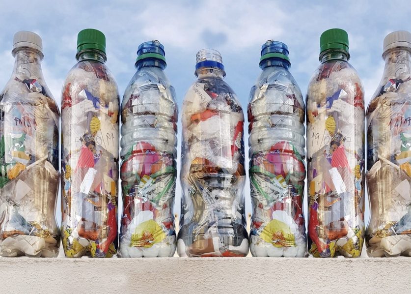 Ecobotellas: la iniciativa de dos platenses para reciclar plástico