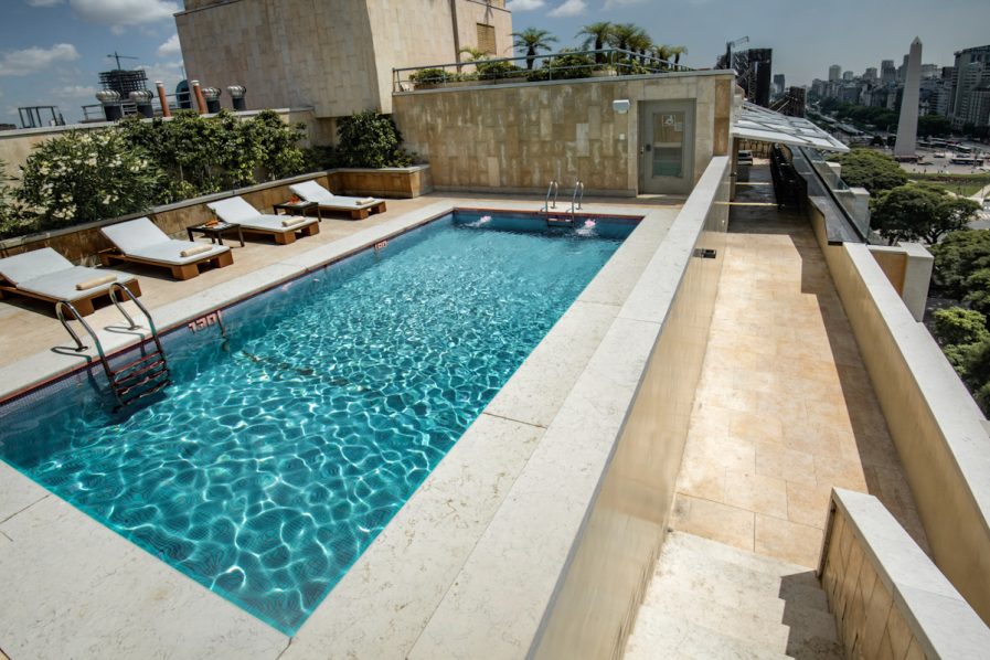Cinco hoteles con piscinas espectaculares (al aire libre) en Buenos Aires
