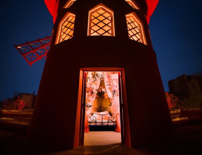 Airbnb invita a dormir en el Moulin Rouge