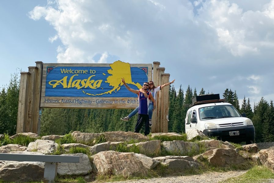 Flor y Felipe: la pareja platense que llegó a Alaska en una Berlingo