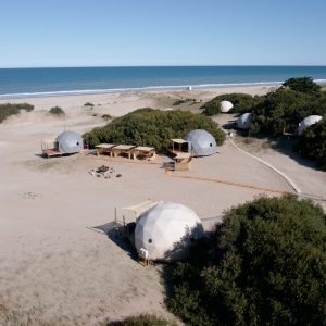 Experiencia única en la costa: glamping frente al mar y nuevo restaurante en Domos Park