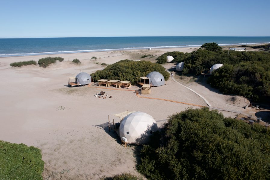 Experiencia única en la costa: glamping frente al mar y nuevo restaurante en Domos Park