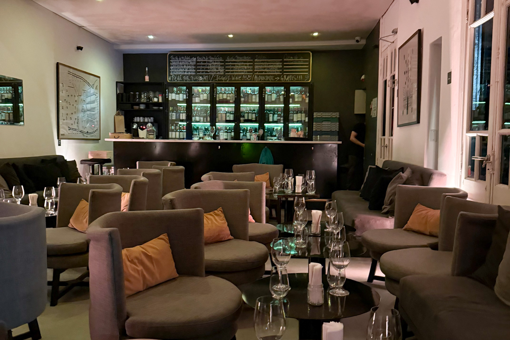 OVERO: el bar que sorprende con su cocina, su acústica y su club de vinos en Palermo