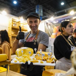 Caminos y Sabores 2025: la guía imprescindible para no perderse de nada en el patio de comidas