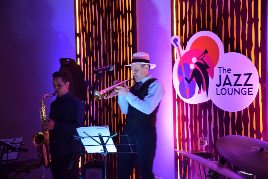 Eternal Sinatra en el Jazz Lounge en el Land Plaza