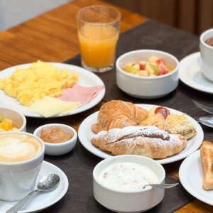 Desayuno buffet en el Hotel Land Plaza: una experiencia para todo público