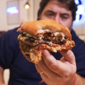 Burgerpalusa pasó por La Plata en busca de la mejor hamburguesa del país