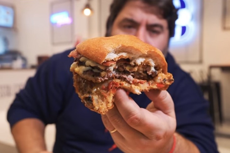 Burgerpalusa pasó por La Plata en busca de la mejor hamburguesa del país