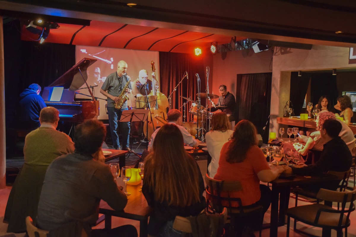 Jazz, coctelería y alta cocina en City Bell: así se vive la experiencia en Desafinado