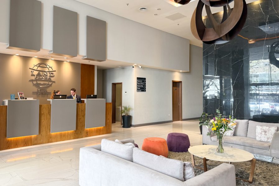 Turistas en La Plata: las ventajas inigualables de hospedarse en el Land Plaza