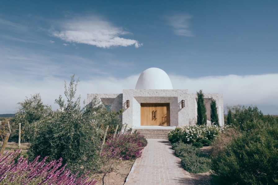 Chozos: el hotel de Mendoza que es punto de encuentro de diseño, arte y música electrónica