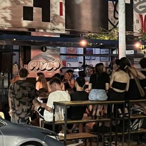 Es tendencia en La Plata: cafeterías que al anochecer se transforman en bar