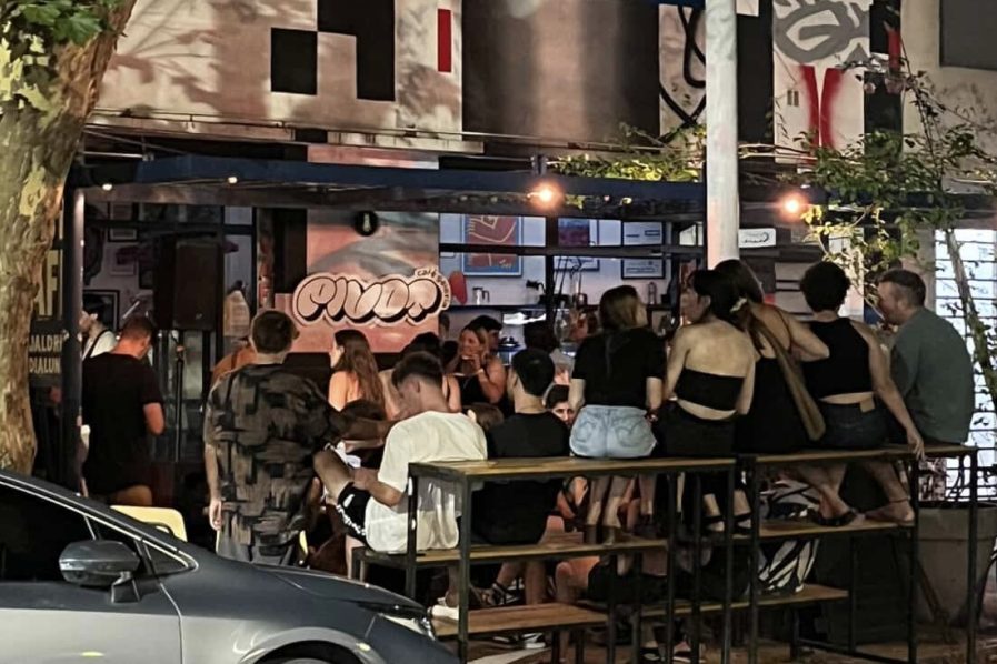 Es tendencia en La Plata: cafeterías que al anochecer se transforman en bar