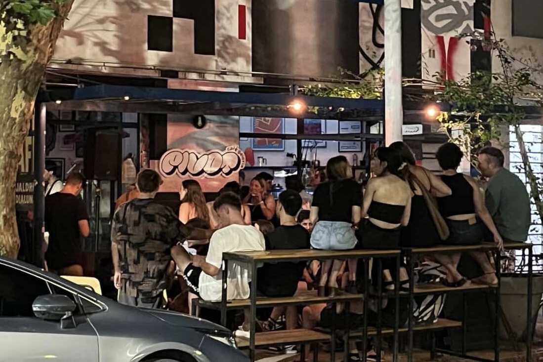Es tendencia en La Plata: cafeterías que al anochecer se transforman en bar