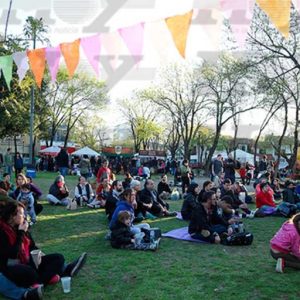 Feria de Manos Platenses con desfile de mascotas