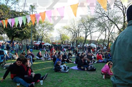 Feria de Manos Platenses con desfile de mascotas