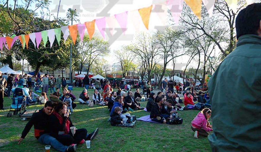 Feria de Manos Platenses con desfile de mascotas