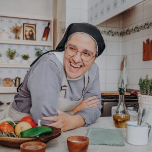 Quién es la Hermana Verónica, la religiosa que llega a elGourmet con sus recetas