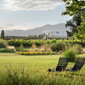 En Mendoza. El hotel de aspecto futurista que te permite dormir entre viñedos