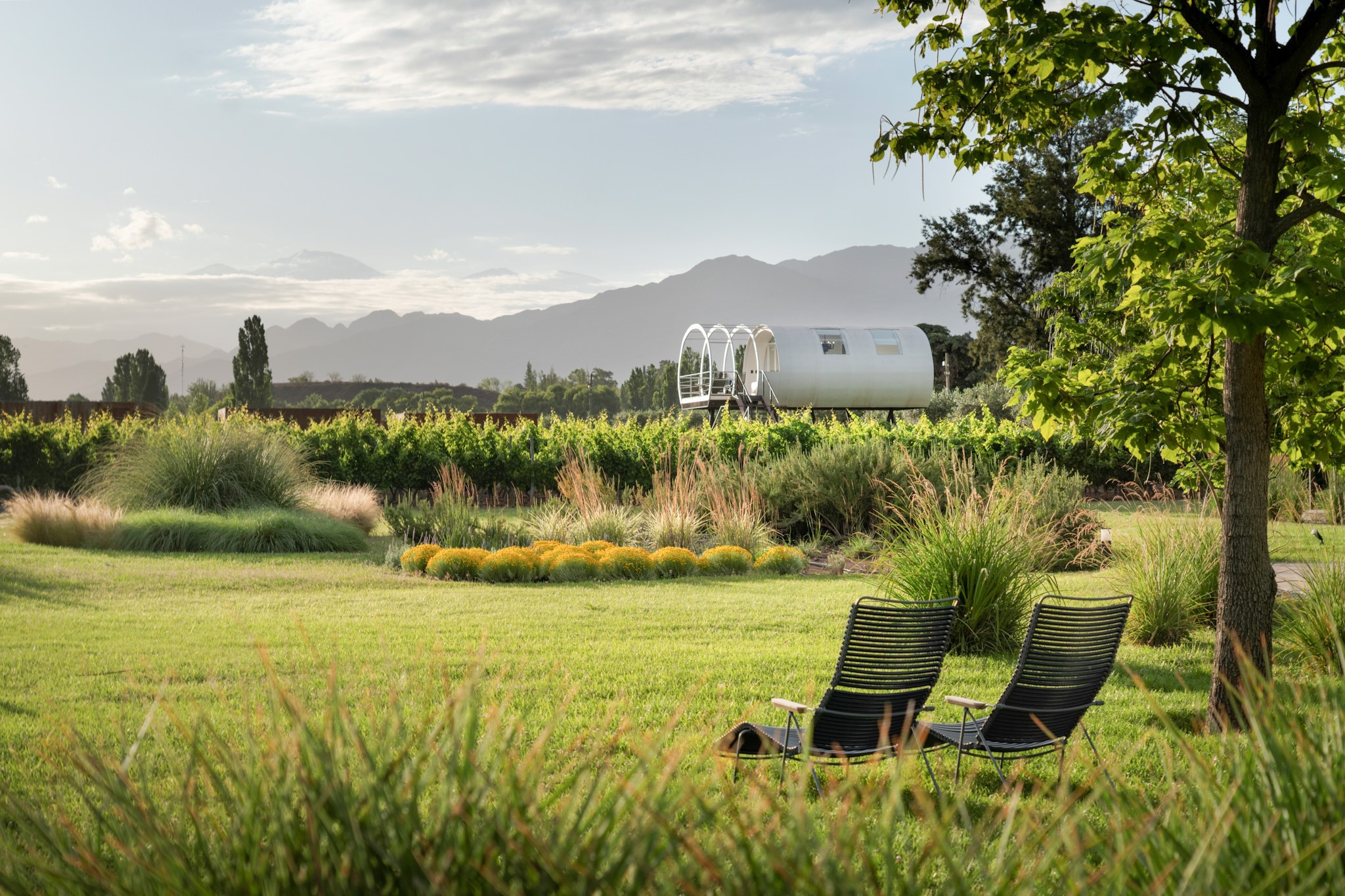 En Mendoza. El hotel de aspecto futurista que te permite dormir entre viñedos
