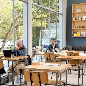 La nueva caza matriz de Llama Coffee Roasters: identidad industrial y oficio cafetero en pleno City Bell