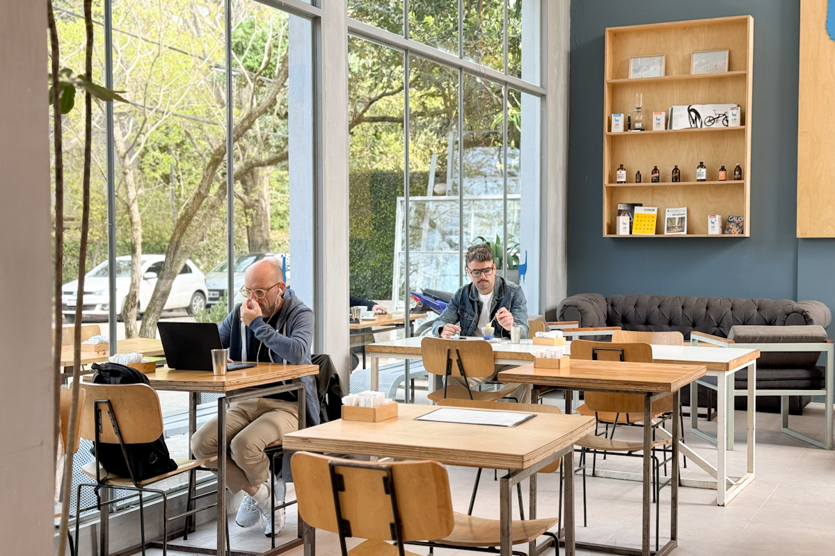 La nueva caza matriz de Llama Coffee Roasters: identidad industrial y oficio cafetero en pleno City Bell